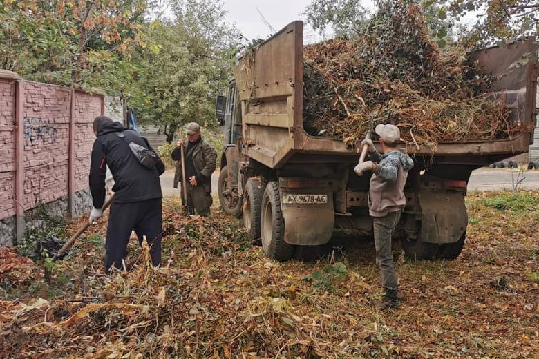 Прибрали десятки гектарів харківських цвинтарів комунальники: Новини Харкова